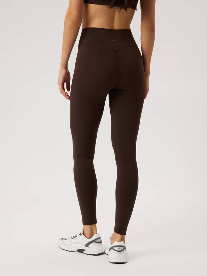Achteraanzicht van de Studio Essence Tights in Coffee Bean (Bruin) met een hoge taille en tonaal logo voor training. - Image 3
