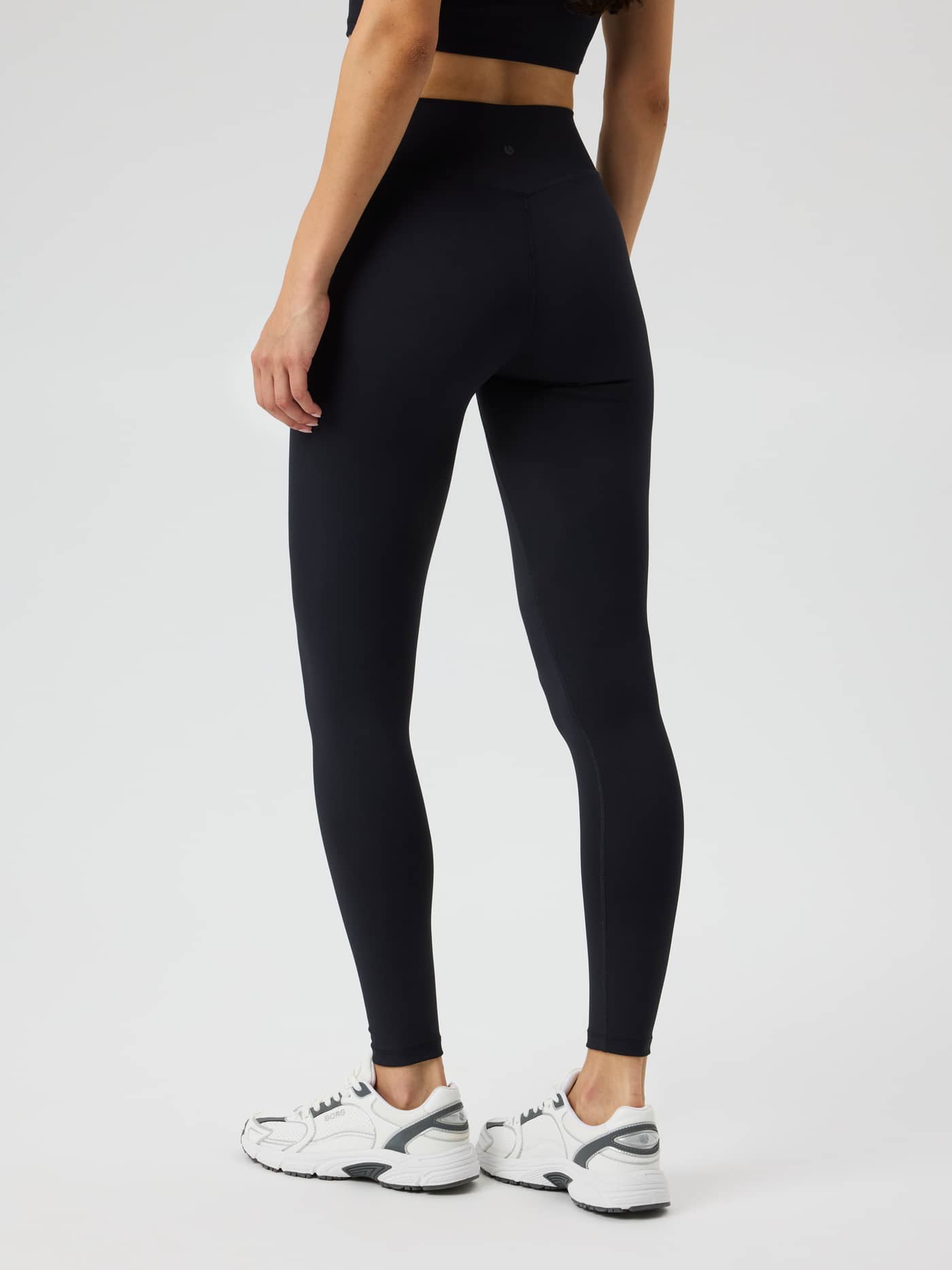Vue arrière du Studio Essence Tights Black Beauty (Noir) à taille haute pour le training et le tennis. - Image 4