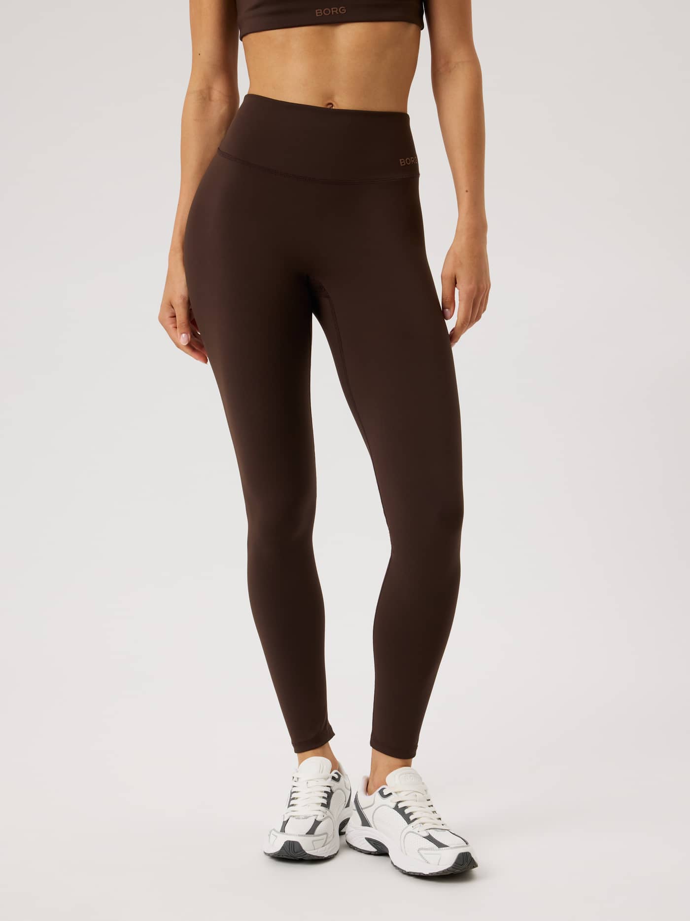 Vue de face du Studio Essence Tights en Coffee Bean (Brun) avec une taille haute pour le training et le studio. - Image 2