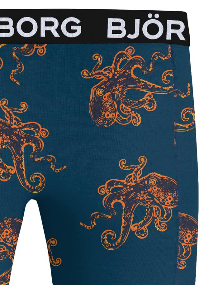 Close-up van de Björn Borg Microfiber Boxers 1-pack in Oranje en Marineblauw met octopusprint en wit logo. - Image 3