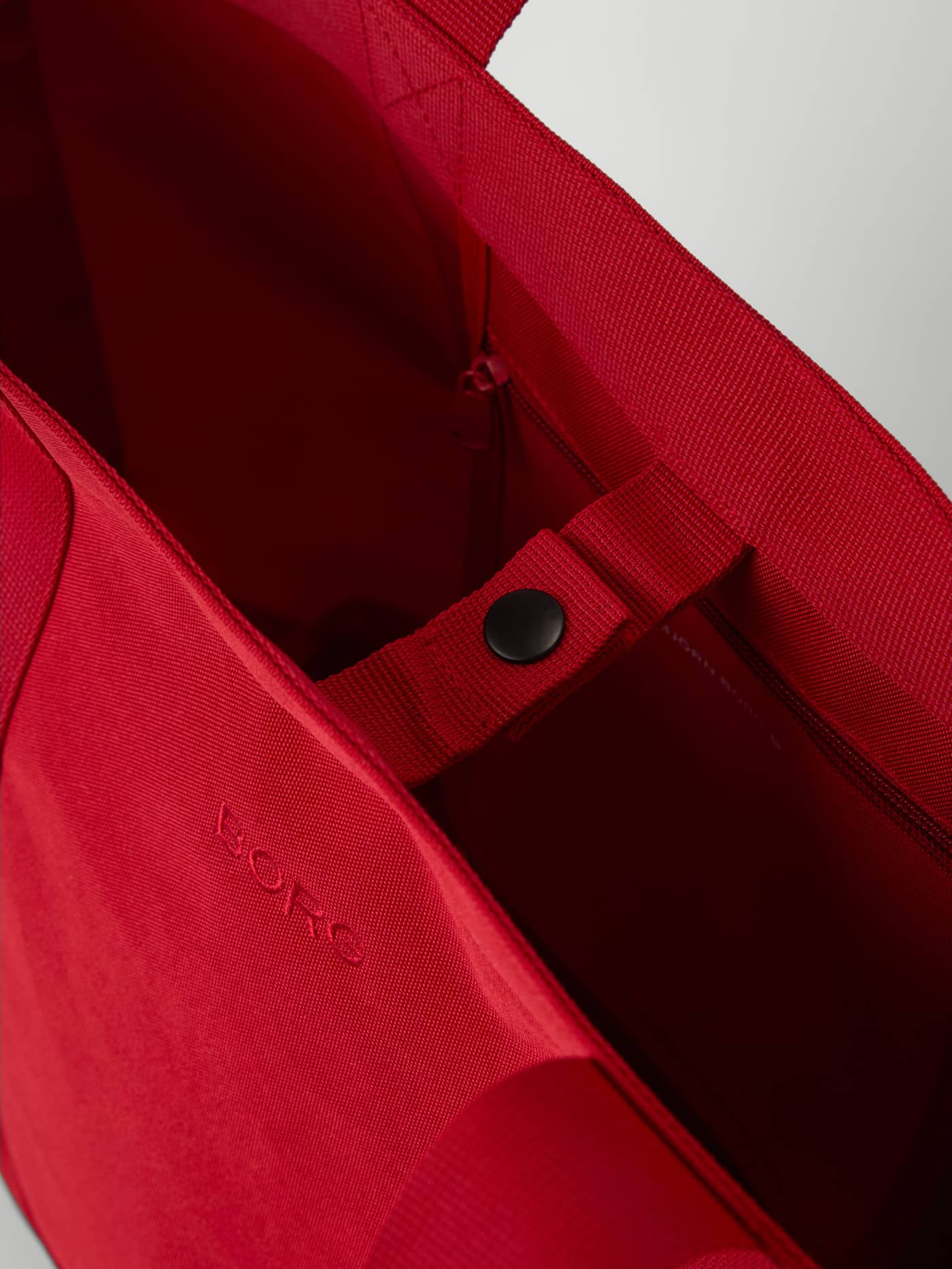 Borg Day To Day Tote M - 17L in Samba (Red) showing the tonal logo and snap closure for training gear. - Image 3