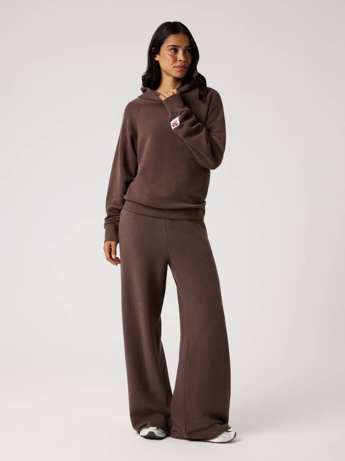 Vue d'ensemble du Studio French Terry Oversized Hoodie en Brown Melange (Brun) avec logo rouge pour un style tennis. - Image 4