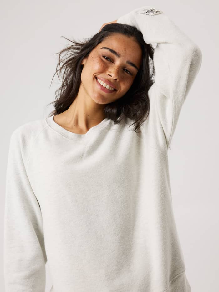 Studio French Terry Oversized Sweatshirt in Tofu Melange (Beige) zum Training mit hellem Logo-Patch am Ärmel. - Image 4