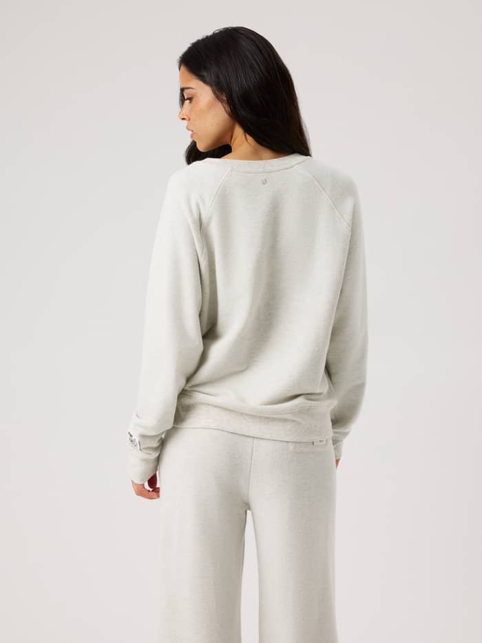 Rückansicht des Studio French Terry Oversized Sweatshirt in Tofu Melange (Beige) für Training und Tennis im Studio. - Image 2