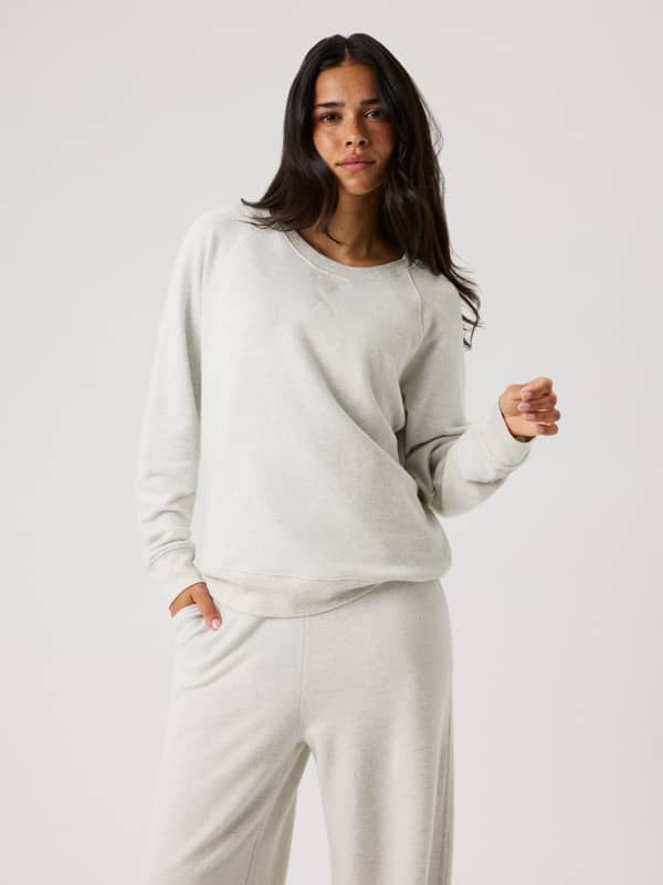 Front view of a model in the Björn Borg Studio French Terry Oversized Sweatshirt in Tofu Melange (Beige) with a relaxed fit.