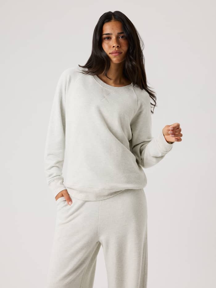 Front view of a model in the Björn Borg Studio French Terry Oversized Sweatshirt in Tofu Melange (Beige) with a relaxed fit.