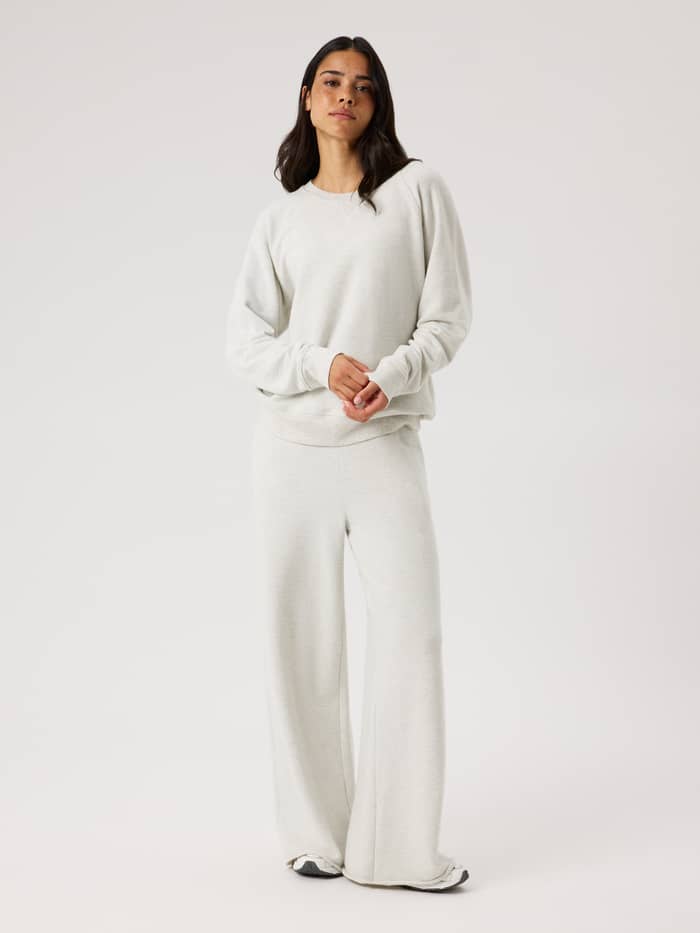 Vorderansicht eines Models im Studio French Terry Oversized Sweatshirt in Tofu Melange (Beige) für Studio-Layering. - Image 3
