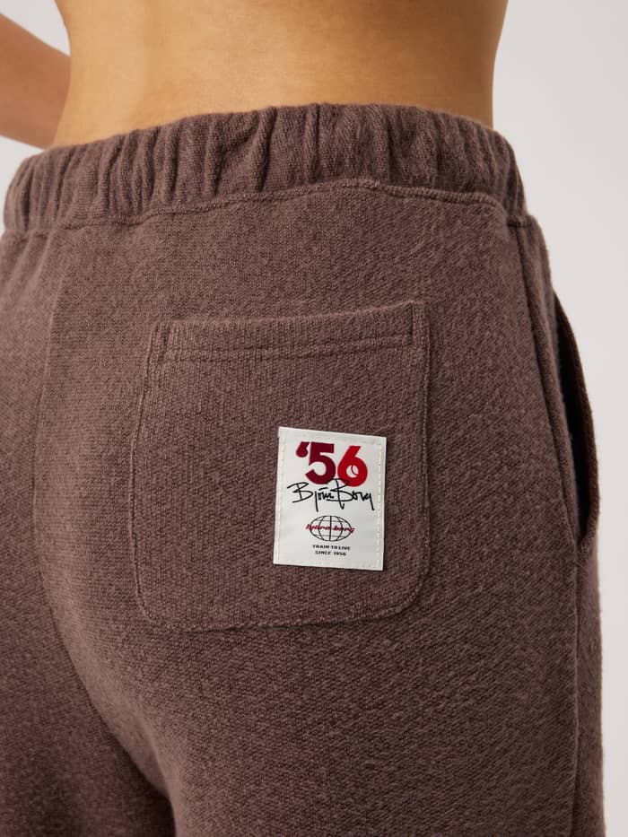 Studio French Terry Oversized Sweatpants i Brown Melange (Brun) med hvidt logomærke på baglommen til studio. - Image 4