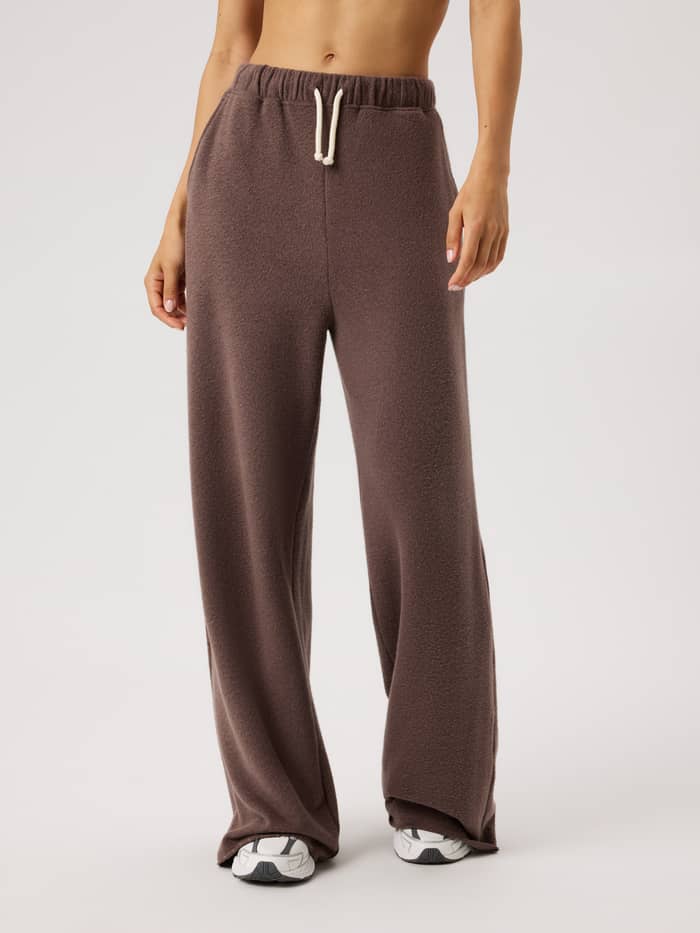 Studio French Terry Oversized Sweatpants i Brown Melange (Brun) set forfra med en blød og afslappet pasform. - Image 2