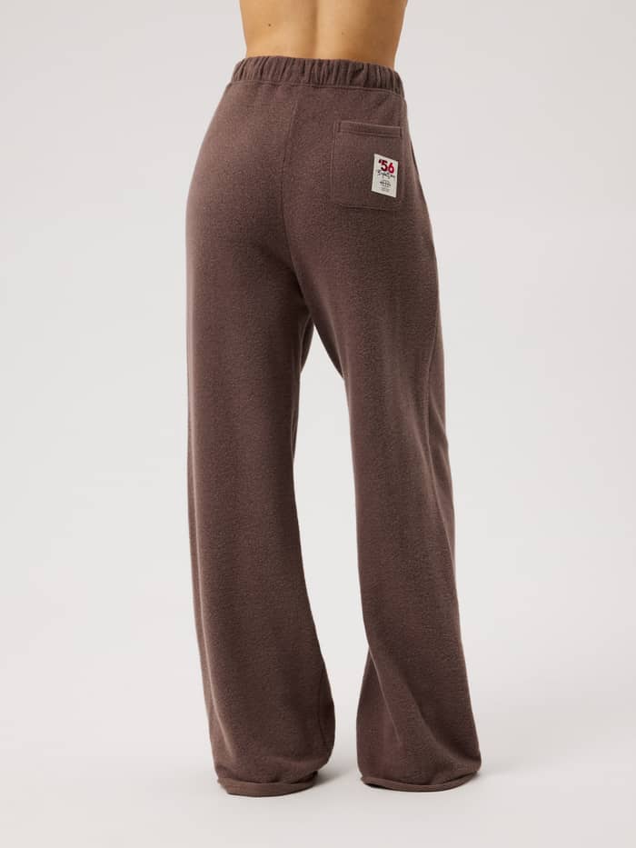 Studio French Terry Oversized Sweatpants i Brown Melange (Brun) set bagfra med hvidt logo til tennis. - Image 3