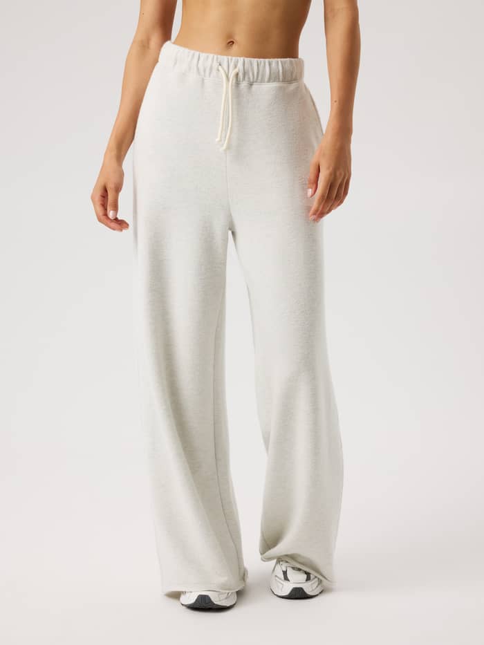Studio French Terry Oversized Sweatpants i Tofu Melange (Beige) set forfra i blød french terry til bevægelse i studiet. - Image 2