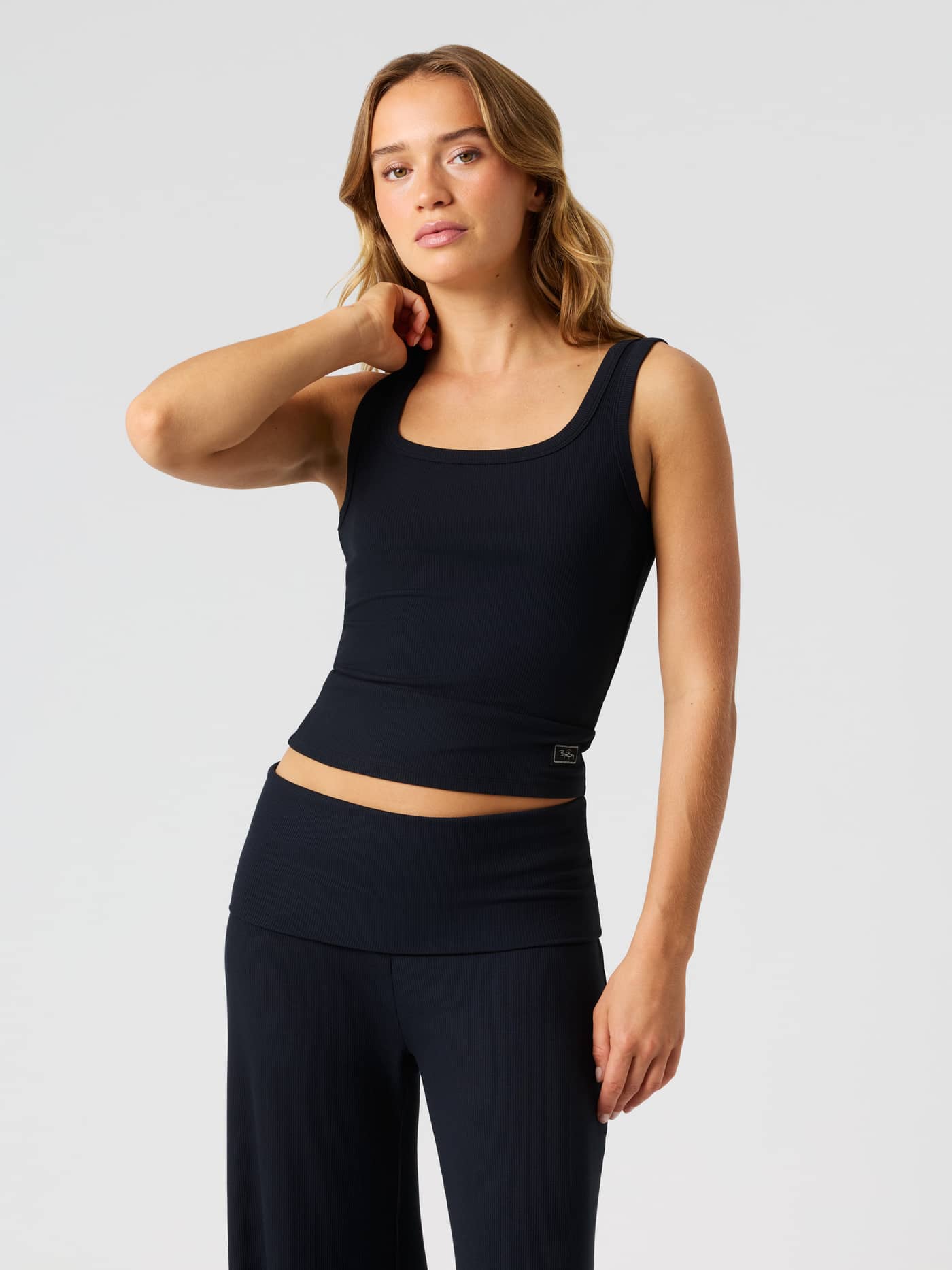 Slim fit Studio Rib Tank in Black Beauty (zwart) met ribstructuur, vooraanzicht. - Image 2