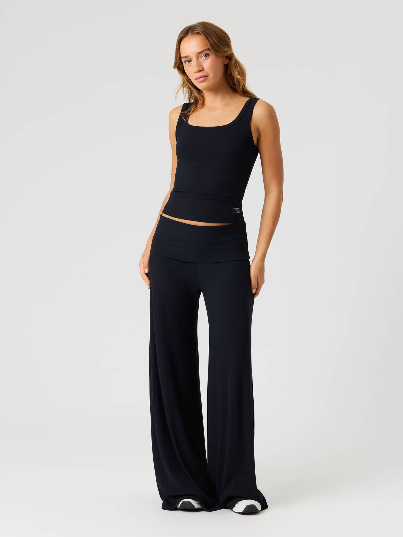 Frontale aanzicht van de Studio Rib Tank in Black Beauty (zwart) met een slim fit en geribde stof. - Image 4