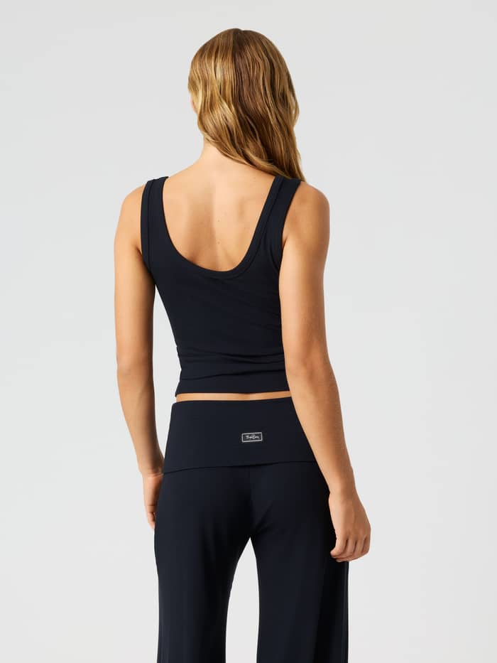 Bakfra av Studio Rib Tank i Black Beauty (svart) med ribbestrikket tekstur og dyp utringning bak.