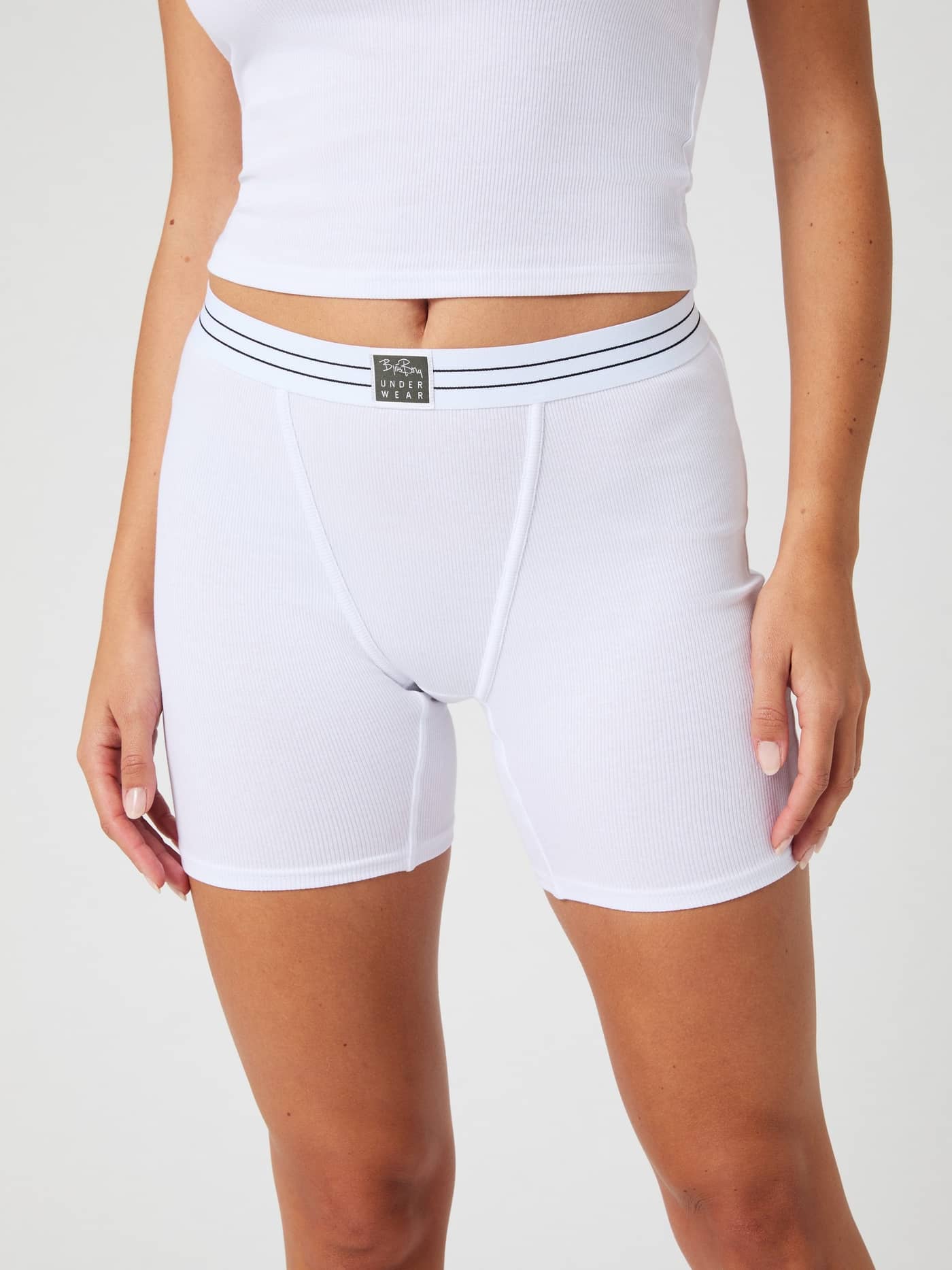 Vooraanzicht van een model in de Björn Borg Original Rib Boxers in Wit met een geribde textuur en zwarte logodetails. - Image 2