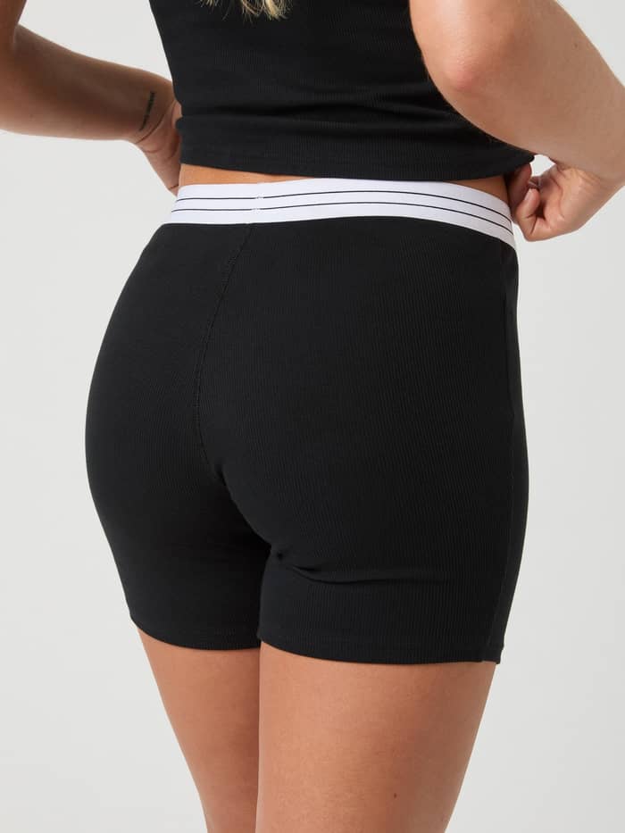 Vue arrière d'une femme portant le Core Original Rib Boxers en Black Beauty (Noir) en tissu côtelé doux. - Image 2
