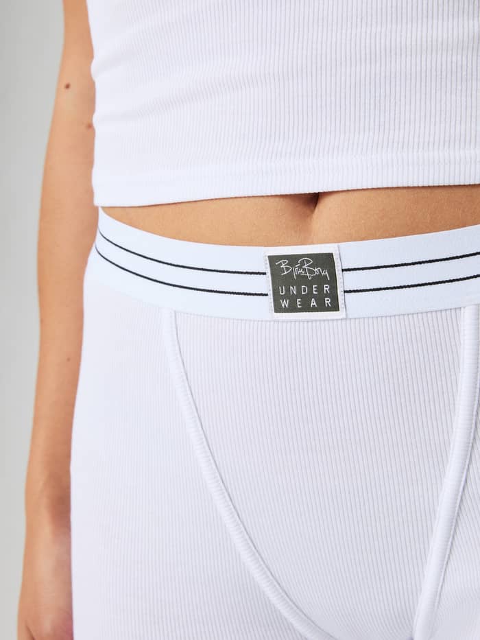 Gros plan sur le Original Rib Boxers en Brilliant White (Blanc) avec texture côtelée et écusson logo noir. - Image 4