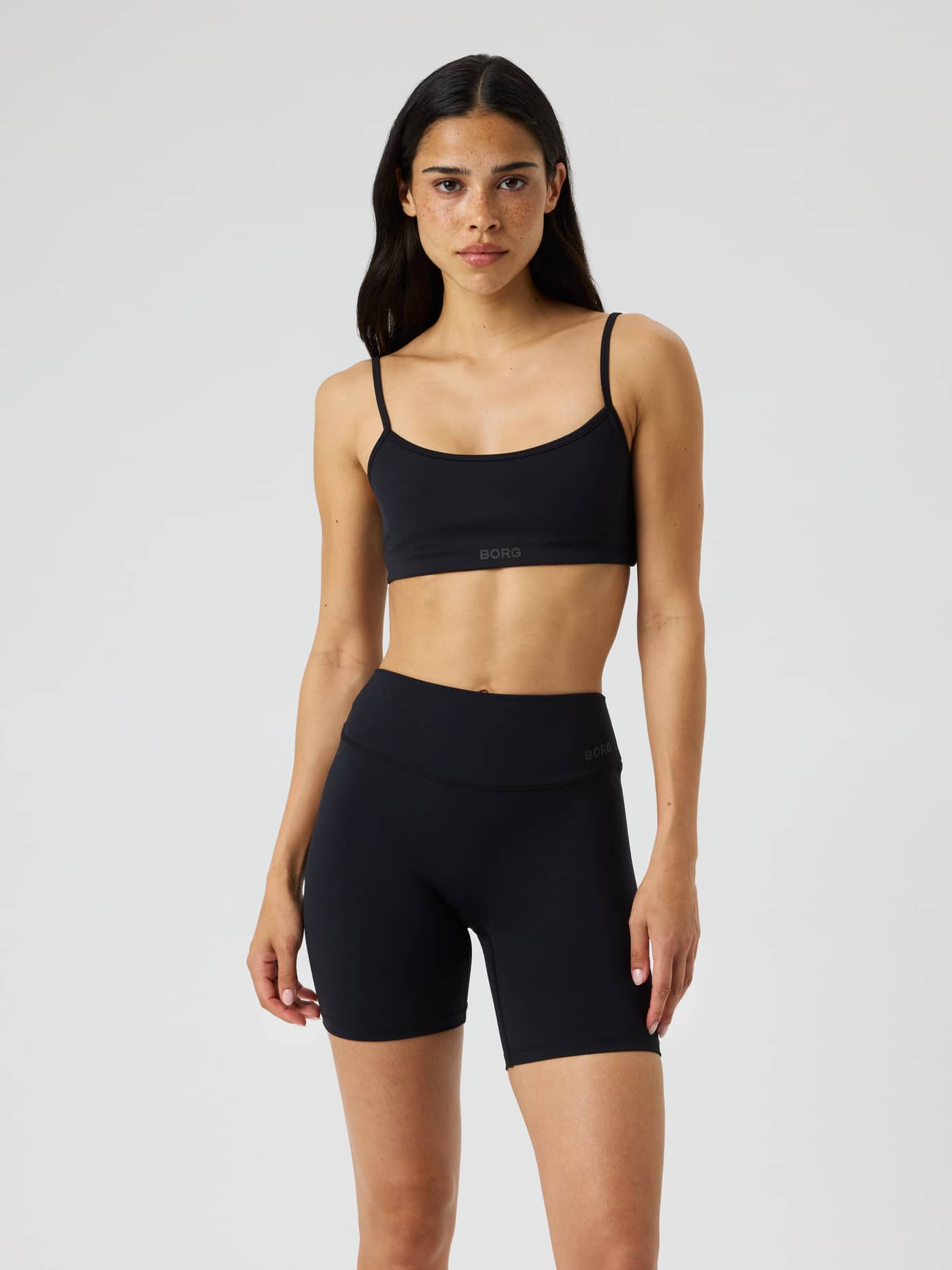Vue de face d'un modèle en Studio Essence Bra Black Beauty (Noir) pour le training avec logo BORG ton sur ton. - Image 2