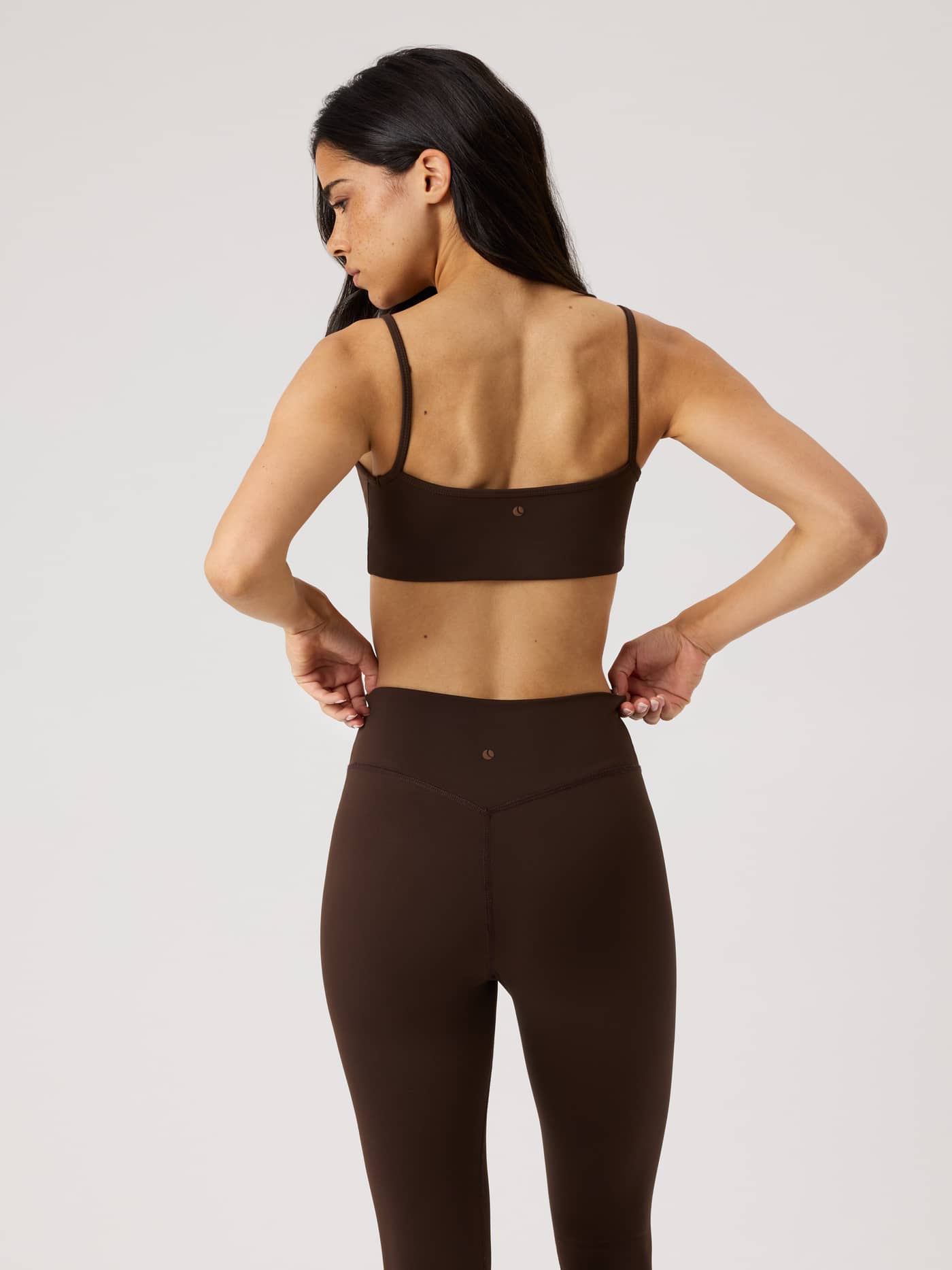 Vue arrière du Studio Essence Bra Coffee Bean (Brun) avec imprimé balle de tennis pour le yoga et le training. - Image 4