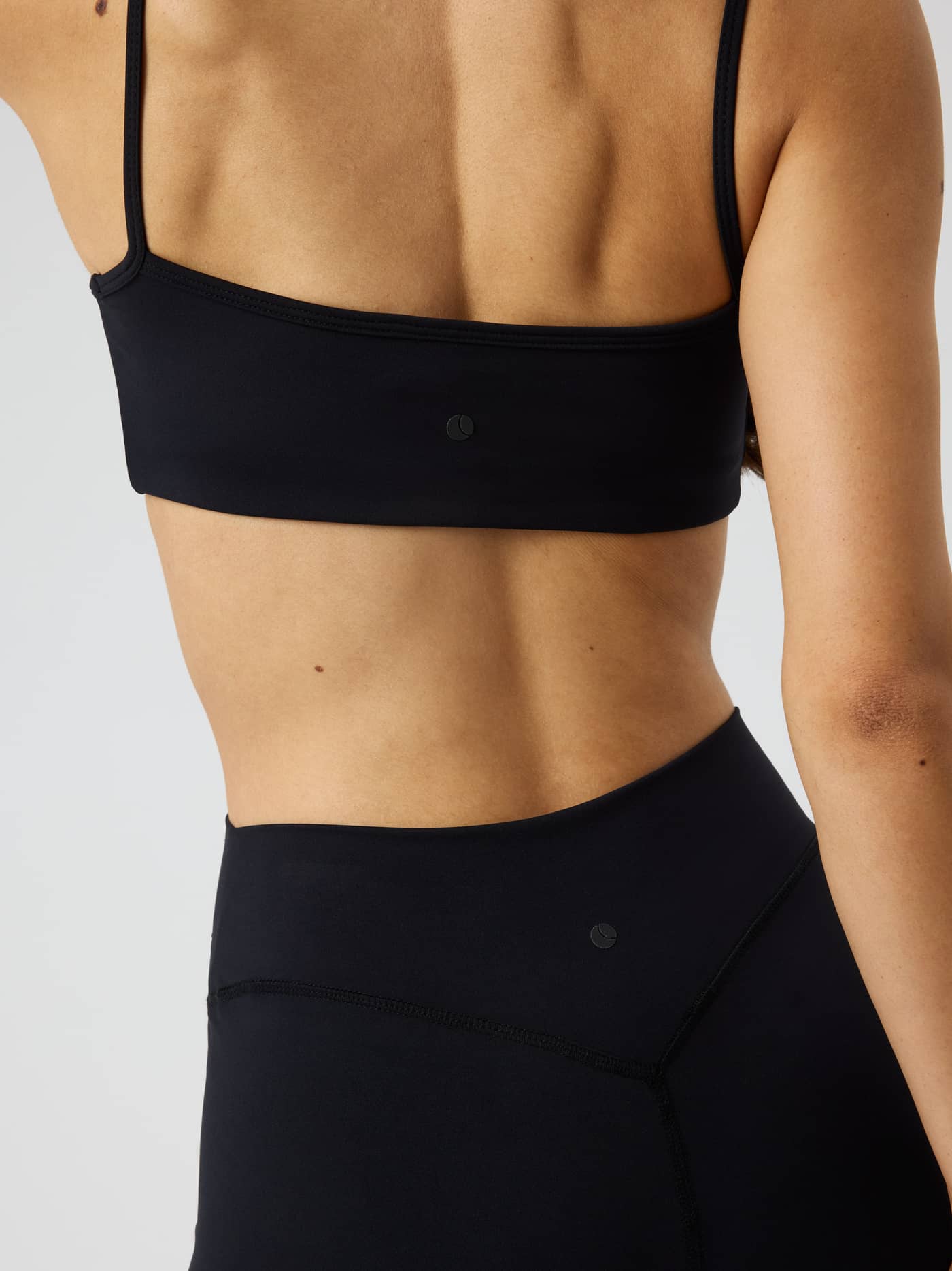 Vue arrière du Studio Essence Bra en Noir, une brassière de training au maintien ajusté avec un détail de logo tennis noir. - Image 6