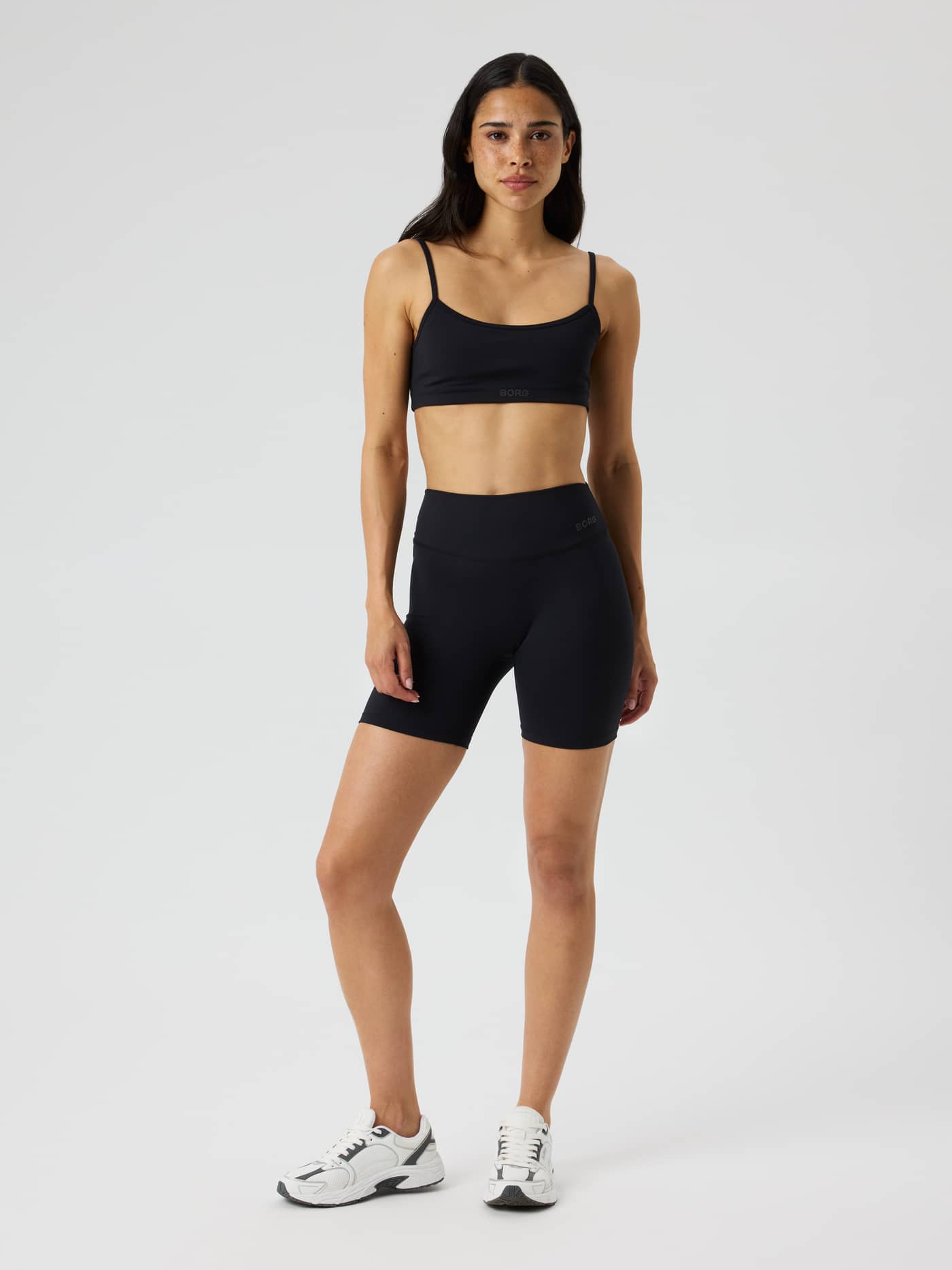 Vue de face d'un modèle portant le Studio Essence Bra en Black Beauty (Noir) pour le training et le yoga. - Image 4