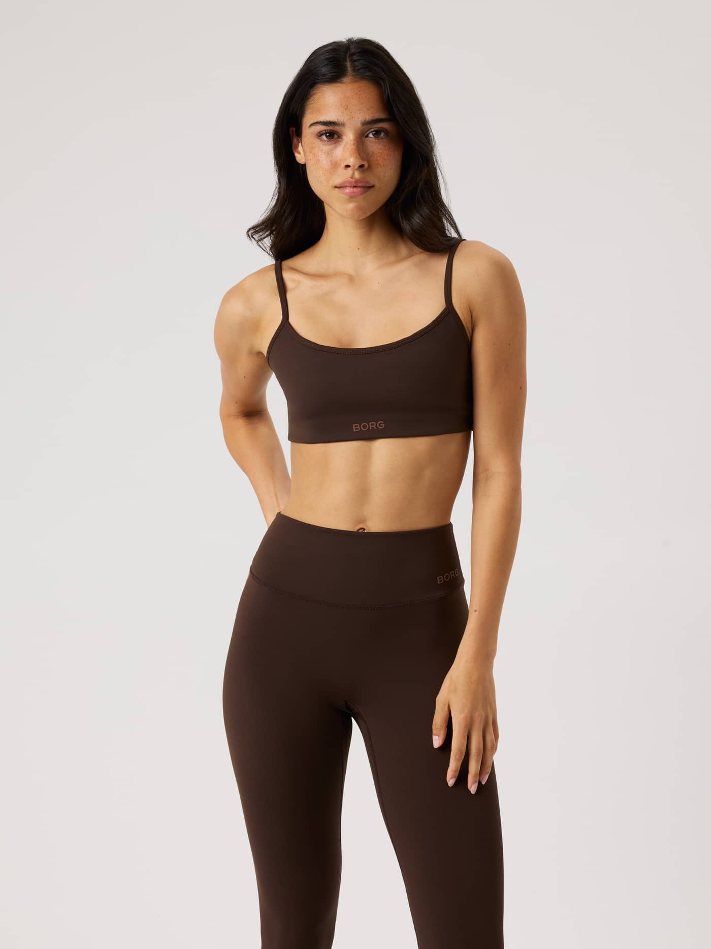 Vue de face du Studio Essence Bra en Coffee Bean (Brun) pour le training avec un logo brun ton sur ton. - Image 3