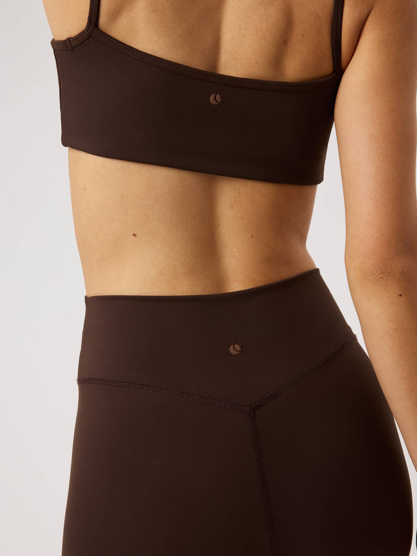Vue arrière du Studio Essence Bra en Coffee Bean (Brun) avec un imprimé balle de tennis pour le tennis et le training. - Image 6