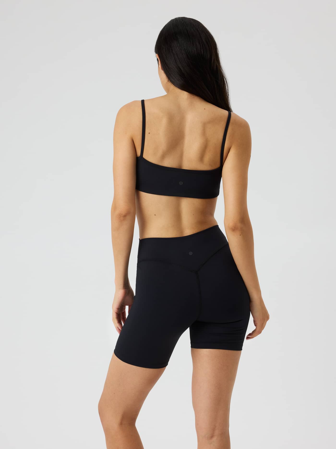 Vue arrière du Studio Essence Bra en Black Beauty (Noir) avec imprimé tennis, pour le training en studio et le quotidien. - Image 3