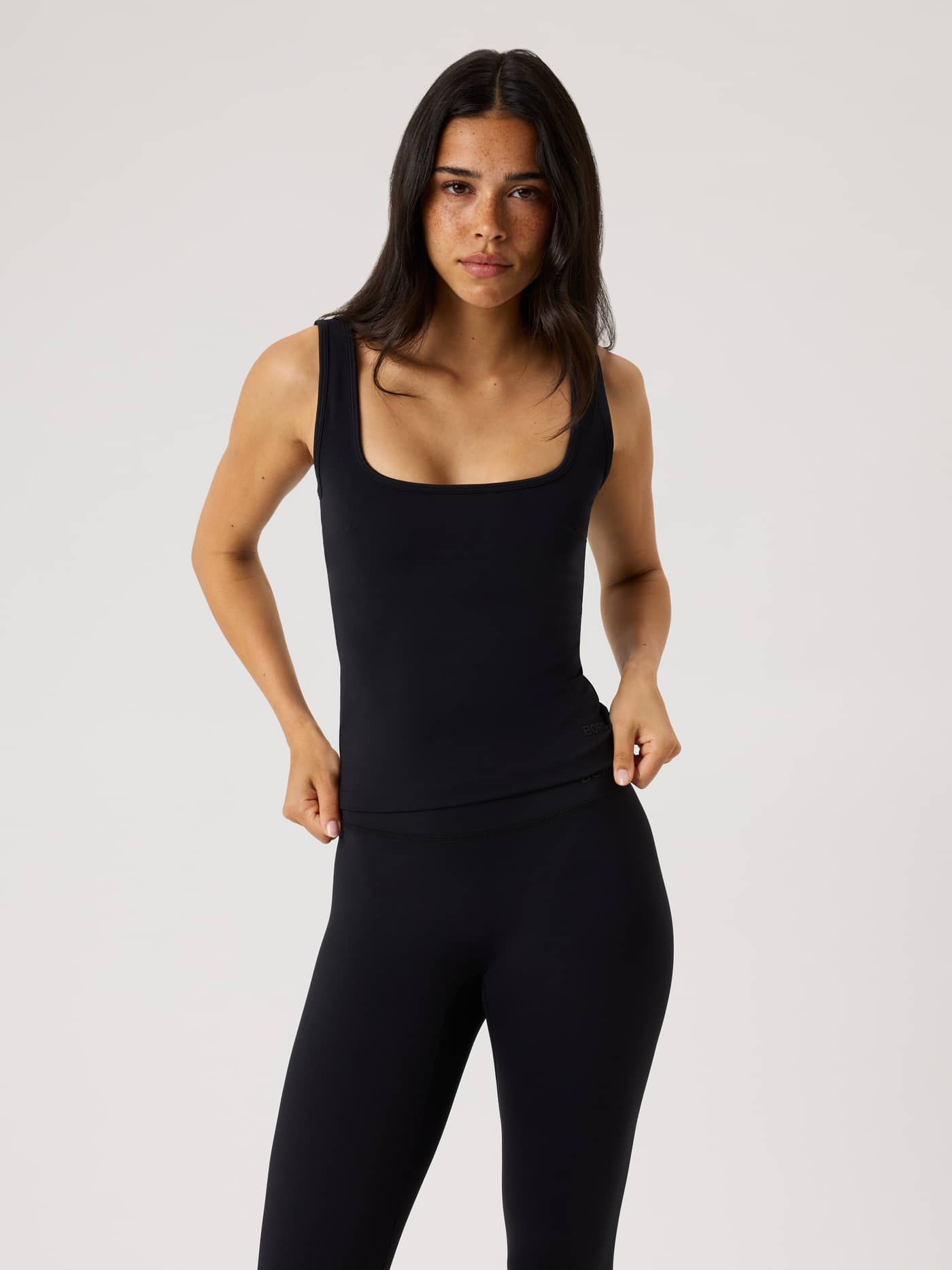 Vooraanzicht van de Studio Essence Tank Top in Black Beauty (Zwart) voor training en yoga met een slim-fit pasvorm. - Image 3