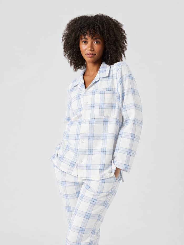 Core Flannel Pyjama Shirt in Navy Pyjama Tartan 2 (marineblauw) met een geruit patroon, vooraanzicht bij een model.