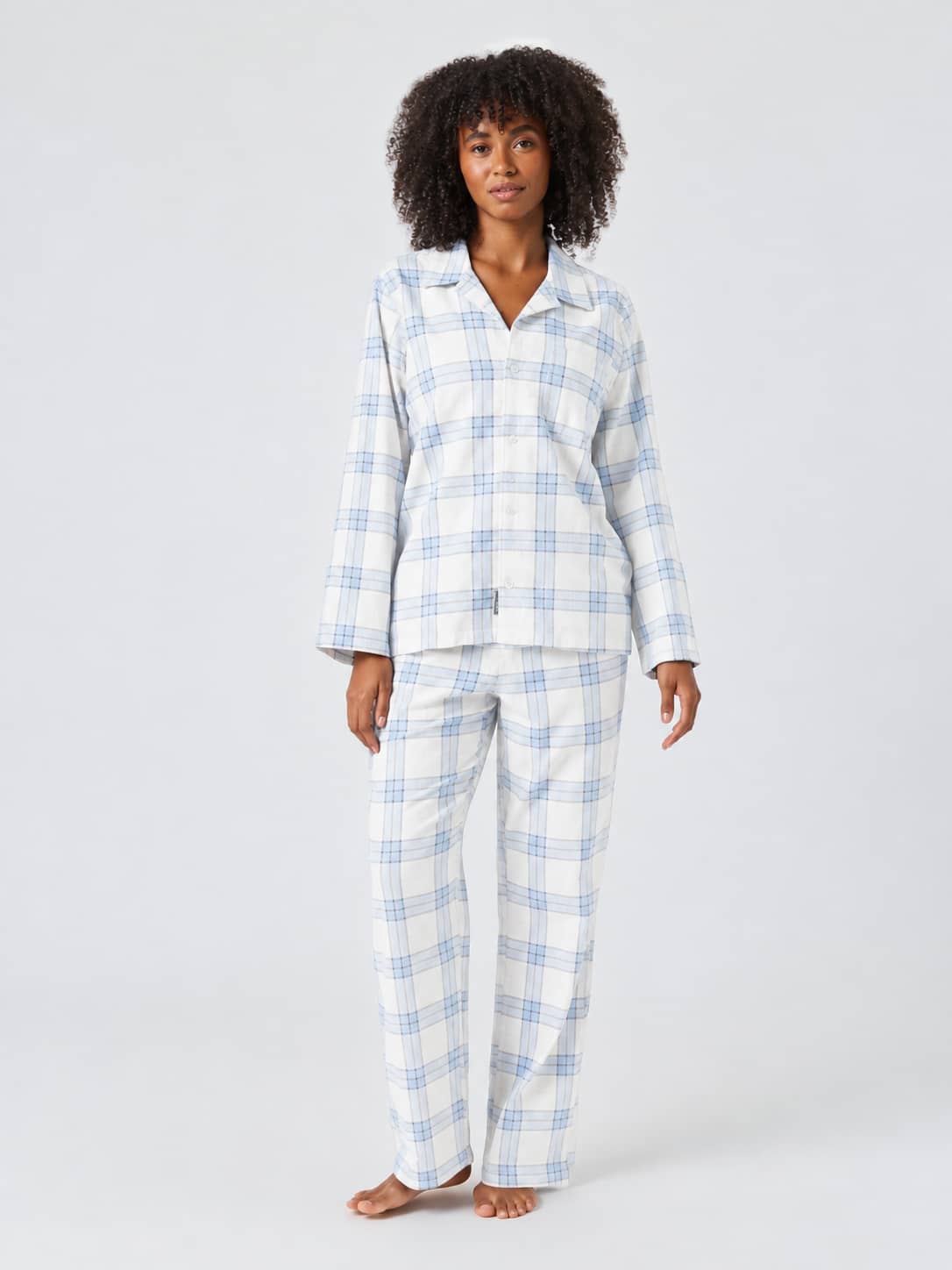 Vooraanzicht van de Core Flannel Pyjama Shirt in Navy Pyjama Tartan 2 (marine) met een geruit patroon bij een vrouw. - Image 2