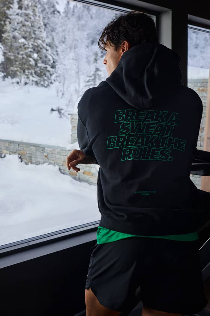 Rückansicht des Borg Oversized Hoodie in Black Beauty (Schwarz) mit grünem Grafikprint auf dem Rücken und Kapuze.
