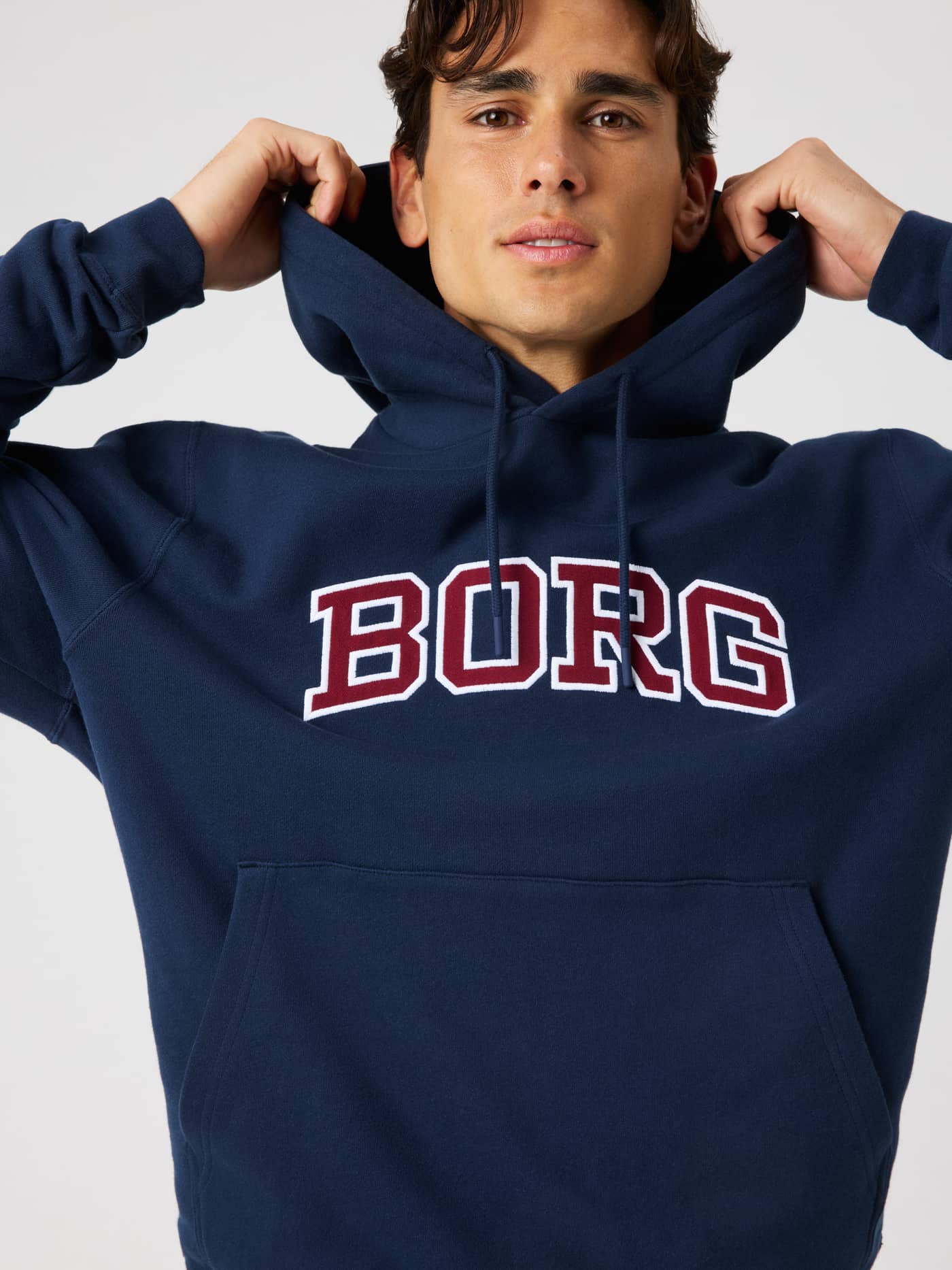 Primer plano de Borg Classic Print Hoodie en azul marino (azul marino), con un logotipo BORG rojo y blanco en el pecho. - Image 4