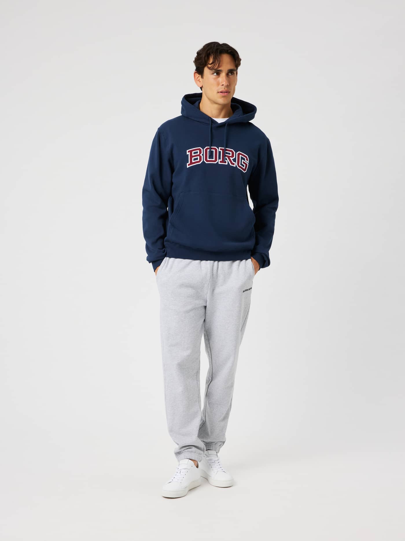 Vista de Borg Classic Print Hoodie en Dress Blues (Azul marino) con estampado de logotipo rojo y blanco en el pecho. - Image 3