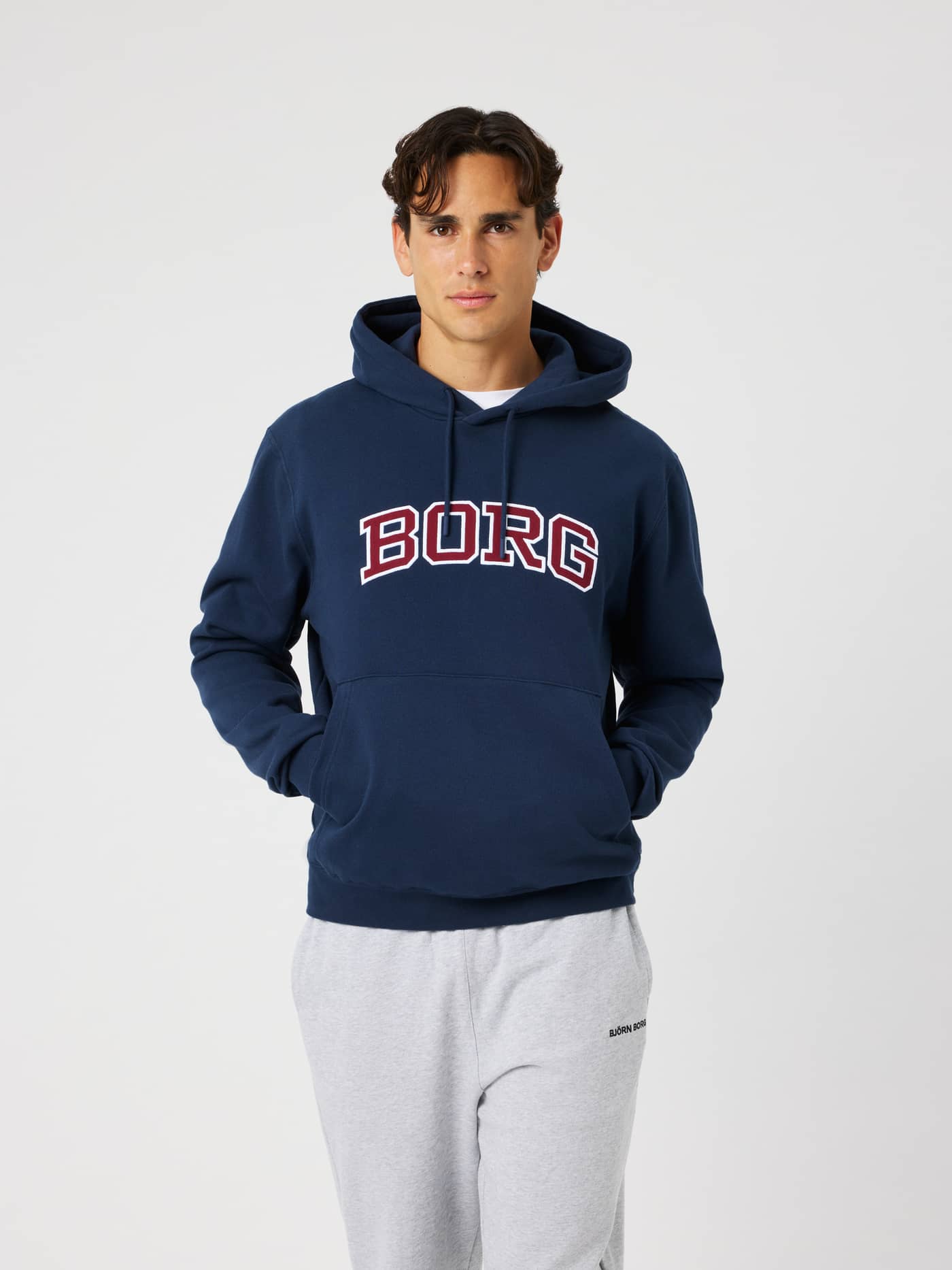 Vista frontal de Borg Classic Print Hoodie en Dress Blues (Azul Marino) con un logotipo BORG rojo y blanco en el pecho. - Image 1