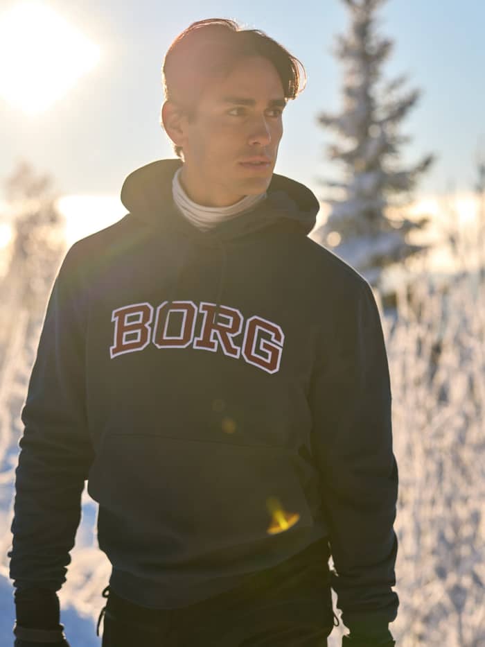 Vorderansicht des Borg Classic Print Hoodie in Dress Blues (Navy) mit Brustgrafik.