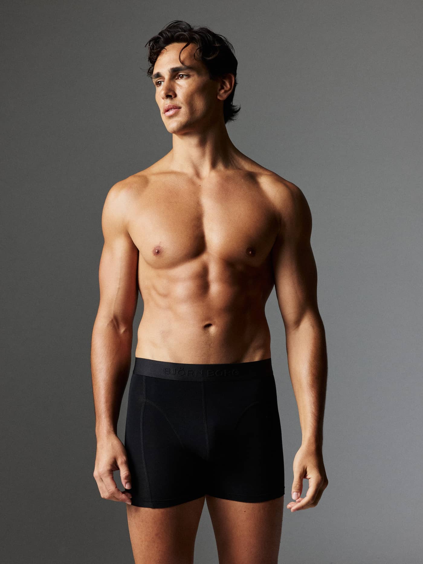 Premium Silk Modal Boxers 2-pack i sort set forfra på en model. - Image 1