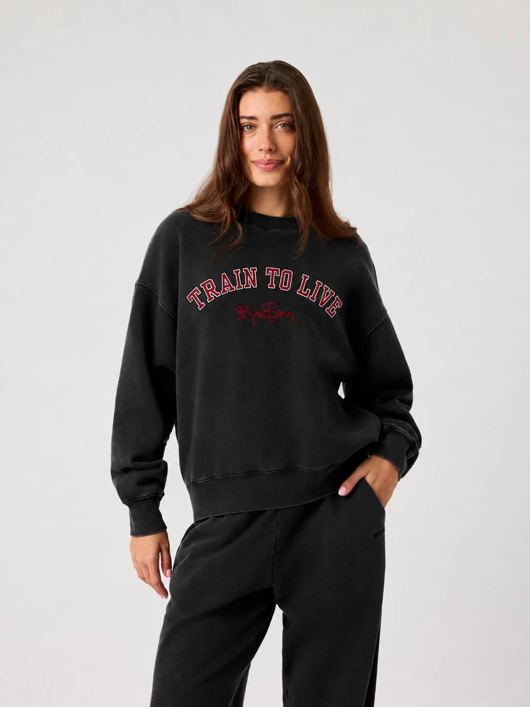 Studio Oversized Sweatshirt in Washed Out Black (Zwart) met rode tekstprint, vooraanzicht. - Image 1