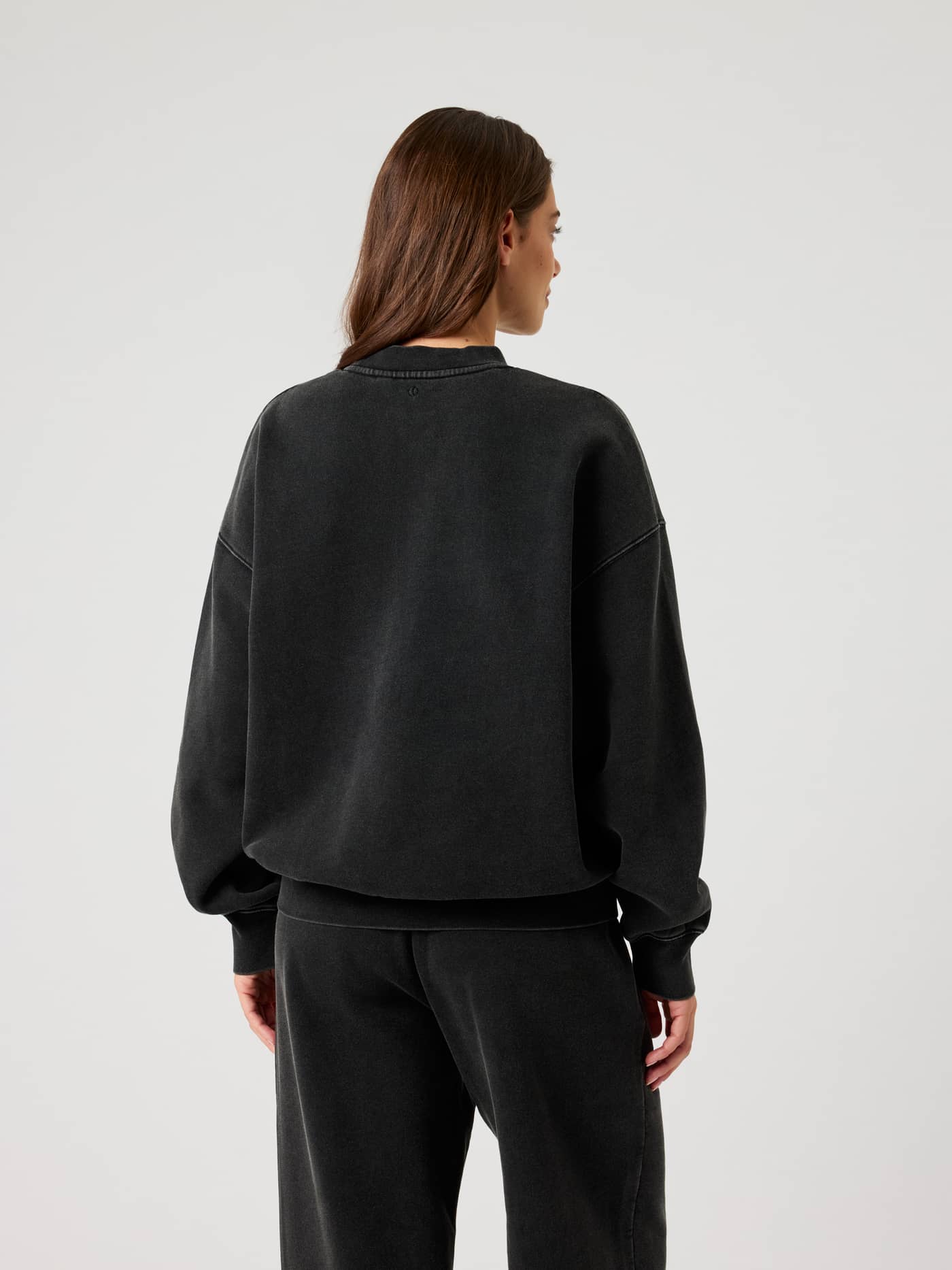Studio Oversized Sweatshirt in Washed Out Black (Zwart) met verlaagde schouders en geribde zoom, achteraanzicht. - Image 2