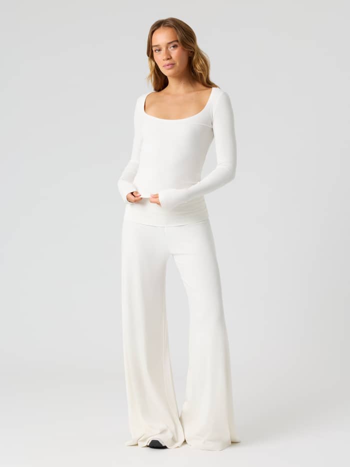Studio Rib Long Sleeve in Tofu (white) for training, featuring a ribbed structure and long sleeves.