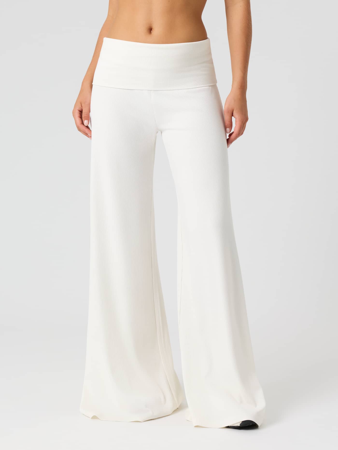 Studio Rib Folded Wide Pants in Tofu (wit) met een wijde pijp en omslagbare hoge tailleband voor training, vooraanzicht. - Image 2