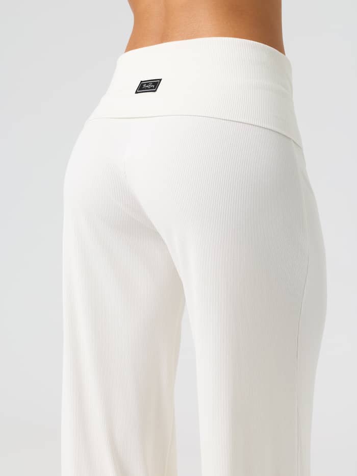 Achteraanzicht van de Studio Rib Folded Wide Pants in Tofu (wit) met een zwart logolabel en een omslagtailleband.