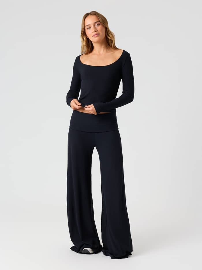 Studio Rib Folded Wide Pants i Black Beauty (svart) med mykt ribbestrikket design og brettbar linning.