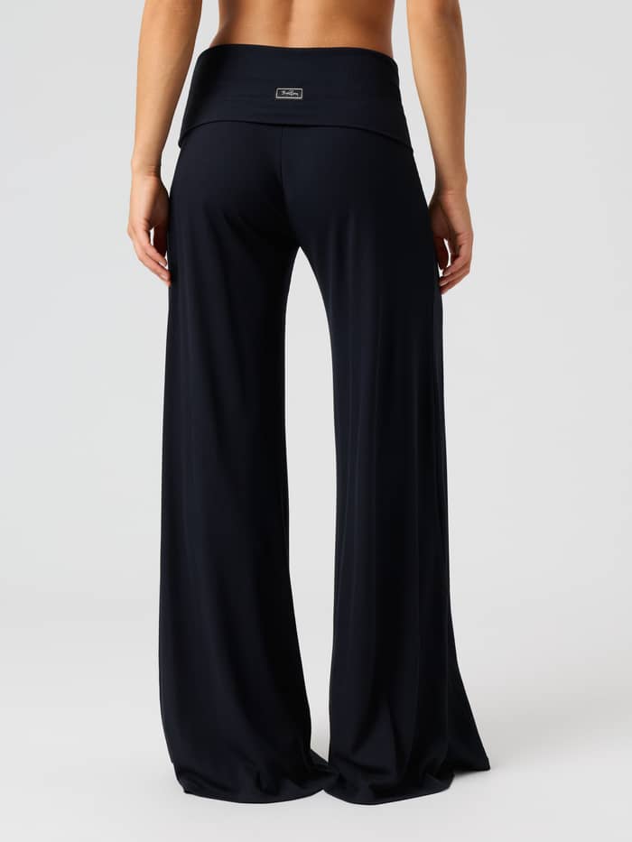 Studio Rib Folded Wide Pants i Black Beauty (svart) sett bakfra med en logoetikett og brettbar linning.