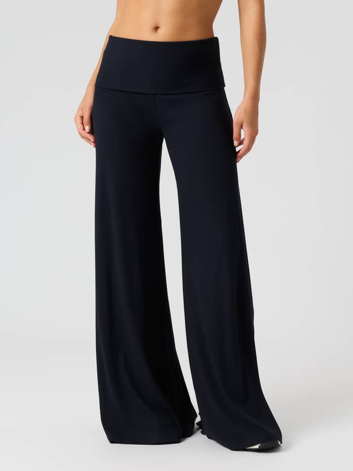 Frontbilde av Studio Rib Folded Wide Pants i Black Beauty (svart) med brettbar linning.