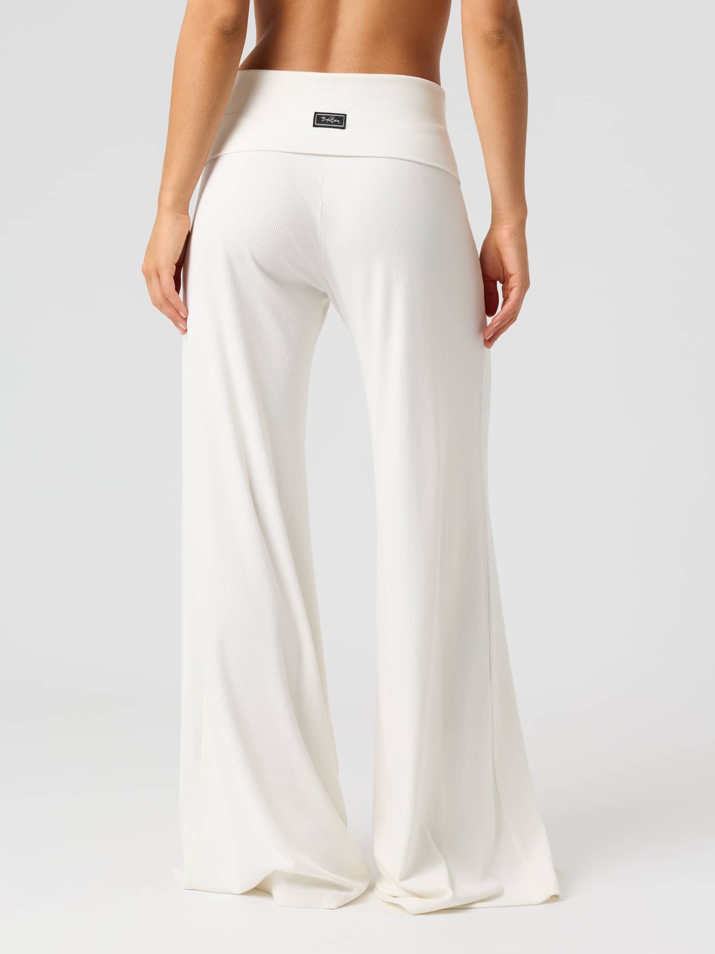 Achteraanzicht van de Studio Rib Folded Wide Pants in Tofu (wit) met de wijde pijpen en kenmerkende borduring. - Image 3