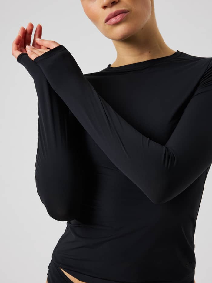 Close-up of the Comfort Longsleeve T-Shirt in Black Beauty, highlighting the soft microfiber quality and long sleeves.