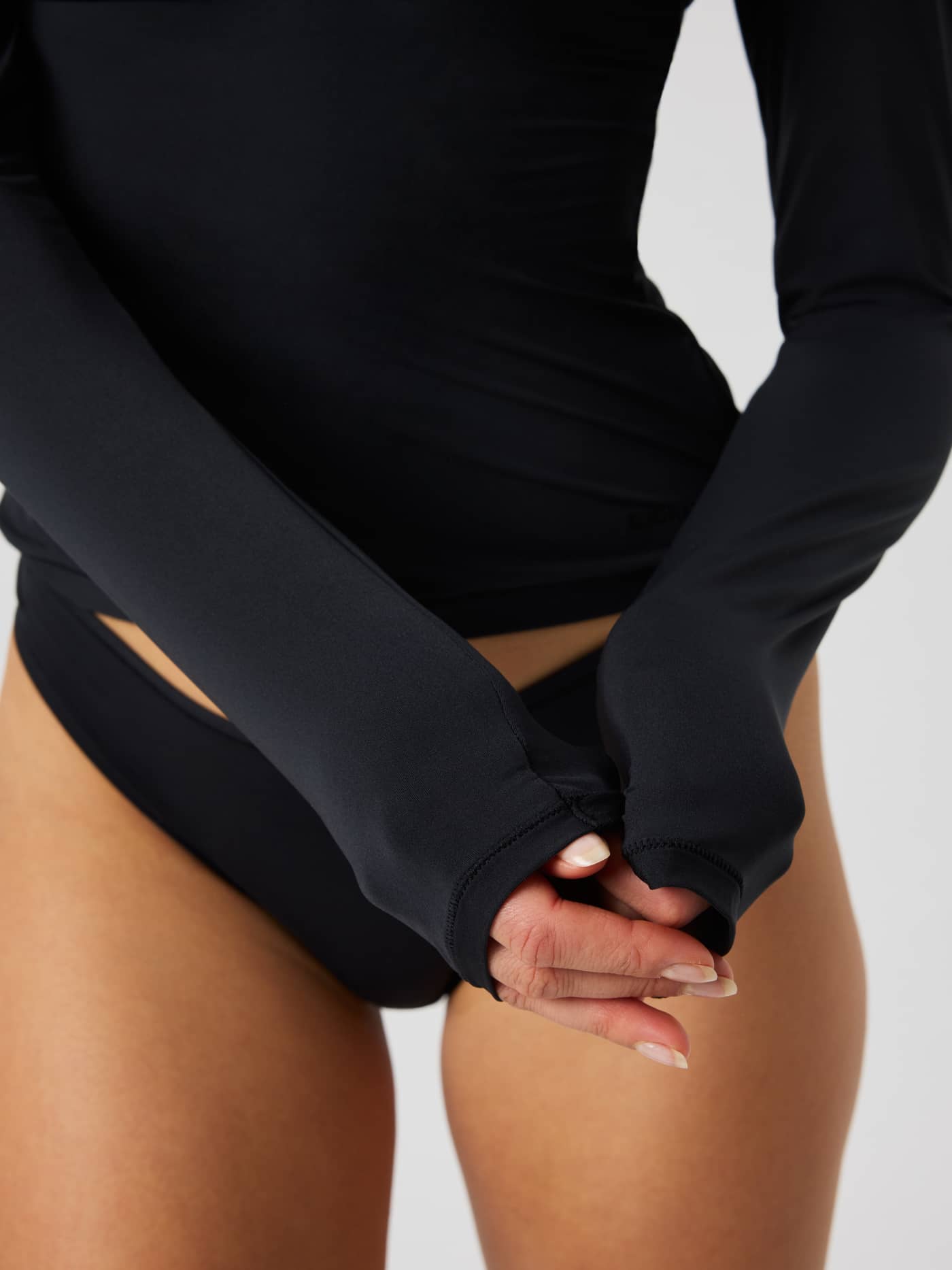 Close-up of the Comfort Longsleeve T-Shirt in Black Beauty (Black), highlighting the long sleeves. - Image 4