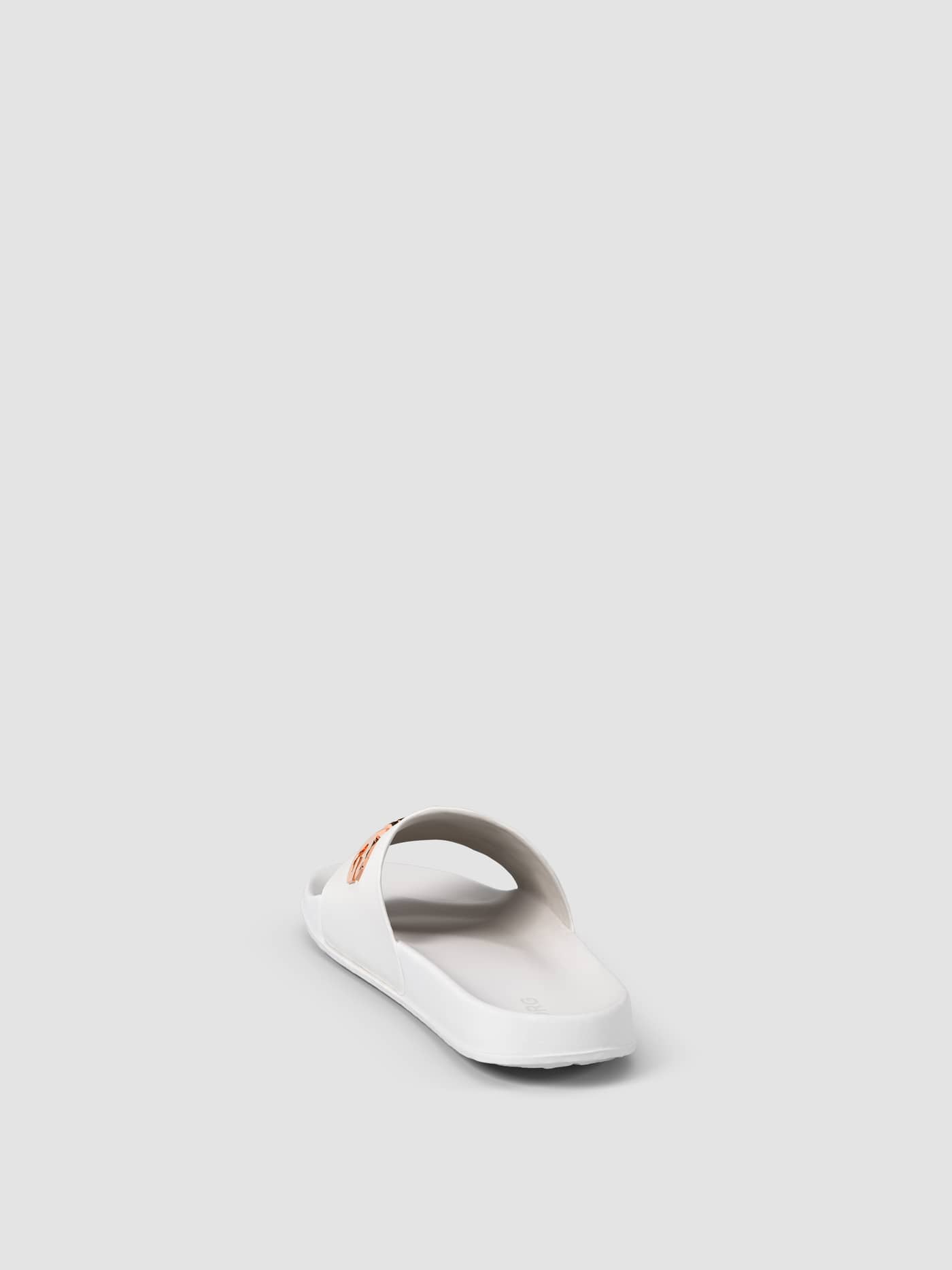 Rückansicht der Women's Sandal Knox in Weiß, eine flexible TPU-Badelatsche mit roségoldenem Logo und bequemer Passform. - Image 4