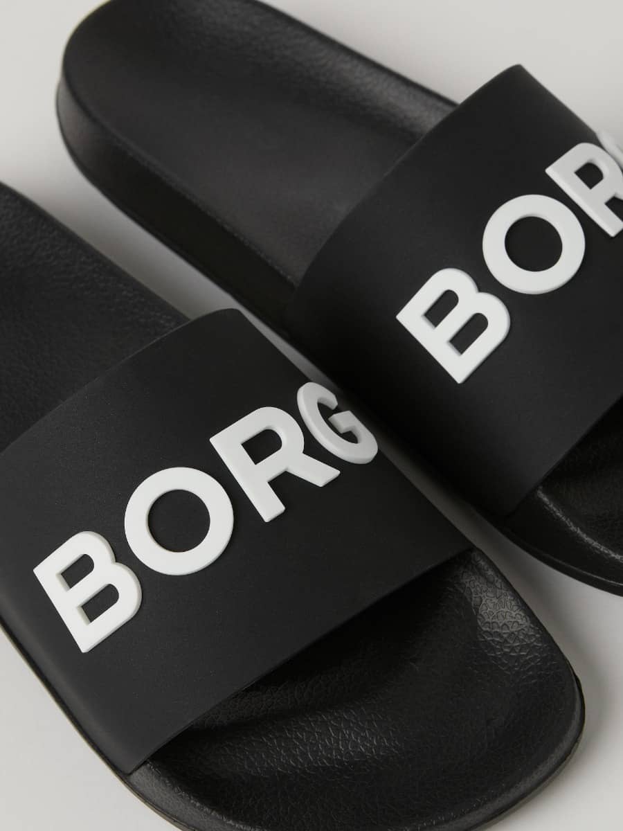 Nahaufnahme der Men's Sandal Knox in Black (Schwarz) mit weißem Borg-Logo auf dem flexiblen TPU-Riemen. - Image 1